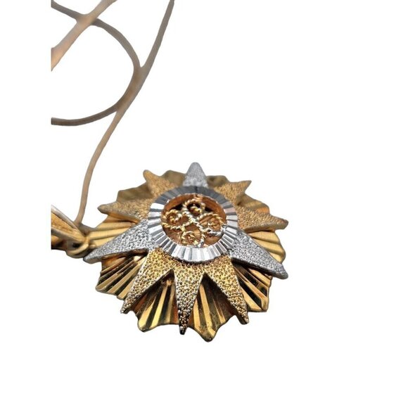 White & Gold Plated Starburst Pendant Necklace 18" Herringbone Chain - Picture 9 of 16